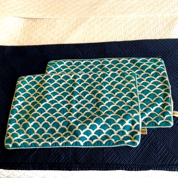 Home Goods Other - Set of (2) embroidered and beaded lumbar pillows.